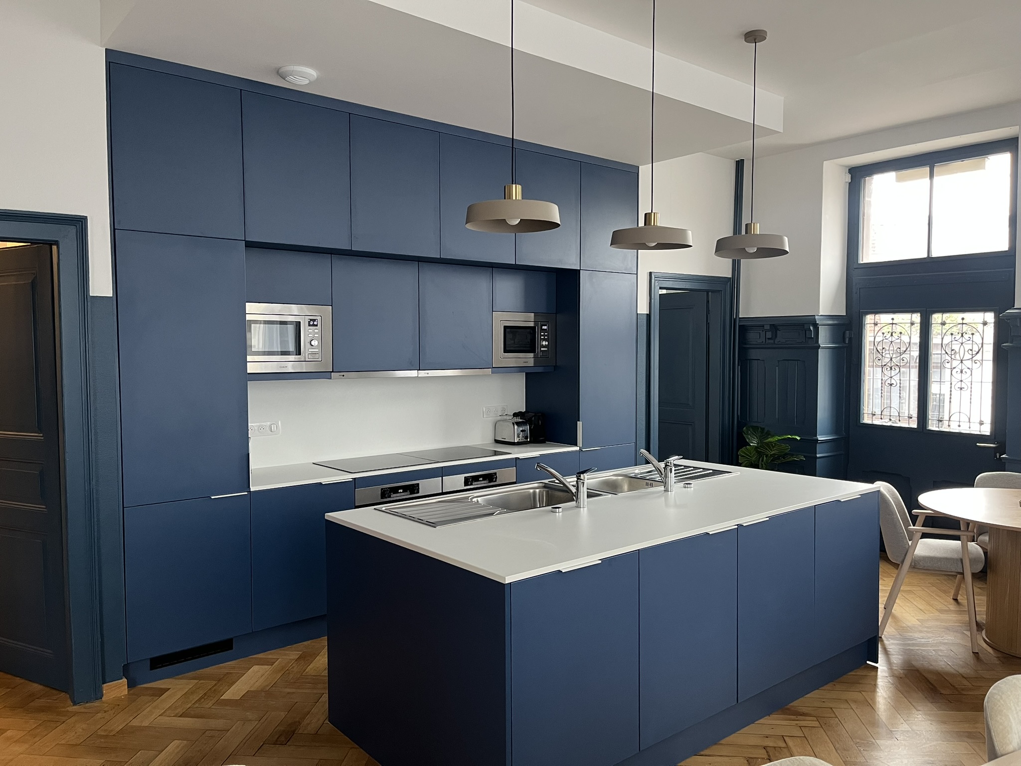 Cuisine sur mesure à façades bleues et îlot central