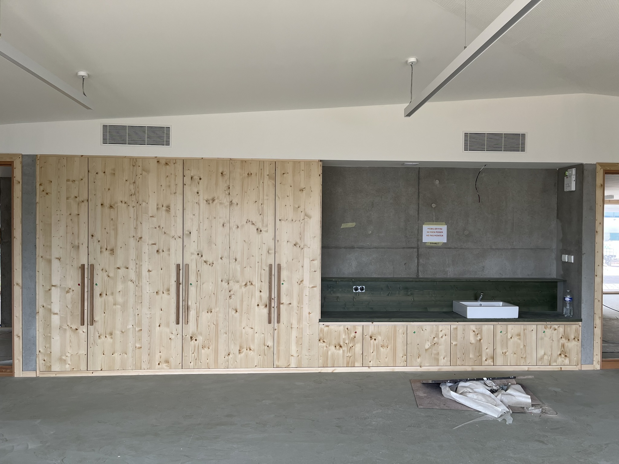 Placards en bois et point d’eau du groupe scolaire