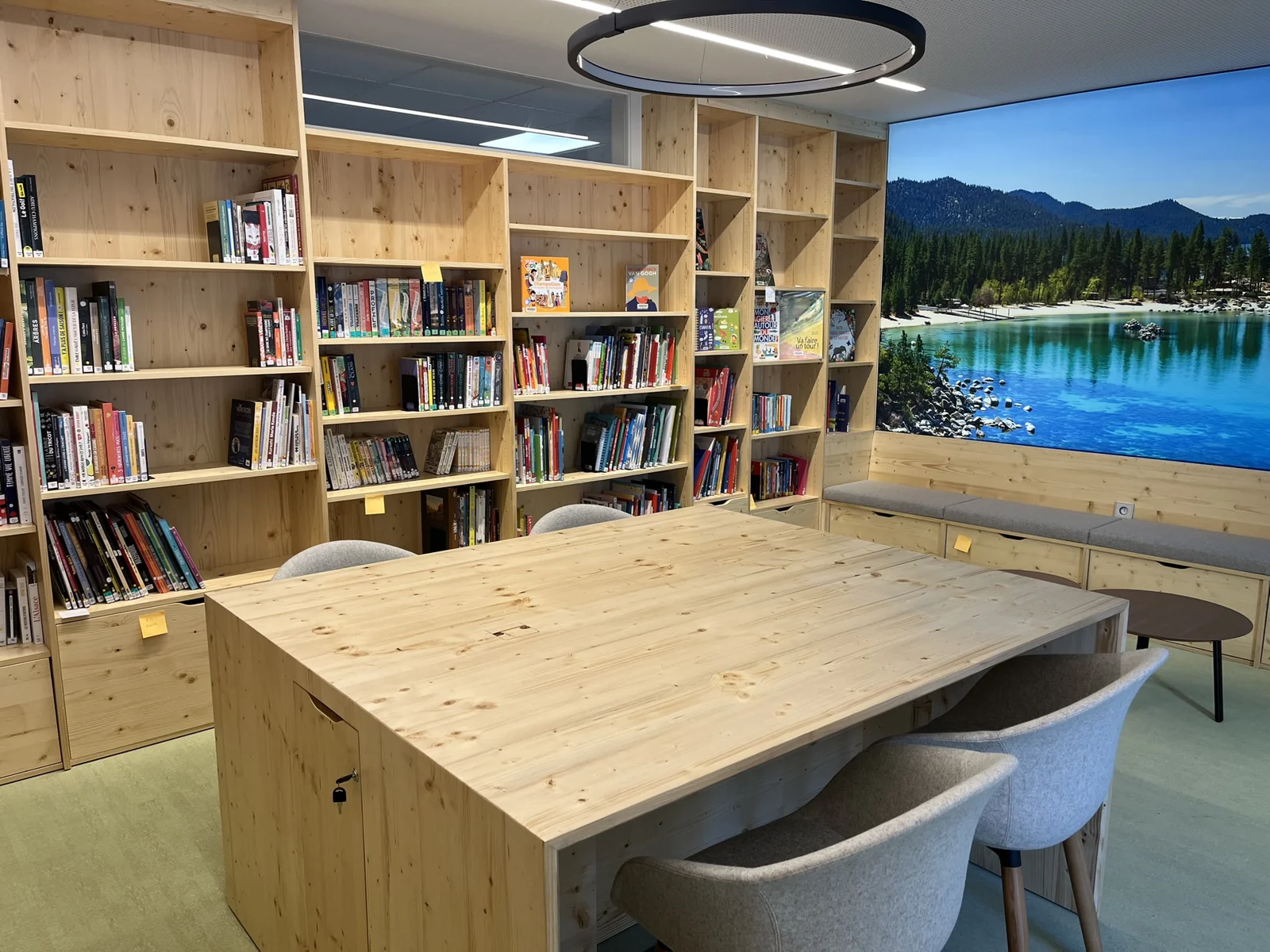 Bibliothèque et grande table en bois