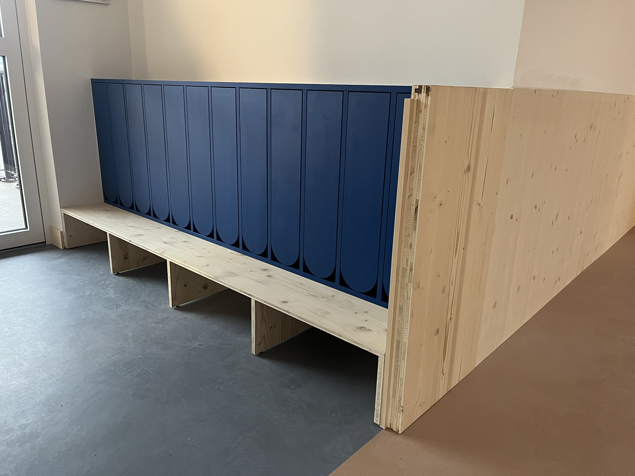 Vestiaire de MAM avec banc en bois et rangements