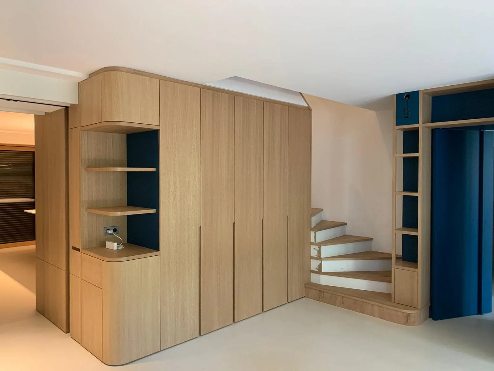 Aménagement de rangement sur mesure sous escalier